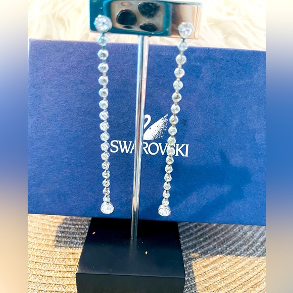 Swarovski Jewelry - 🌷Swarovski crystal dangle Earrings. Stunning. 💎🦋Shine bright like a Diamond💎